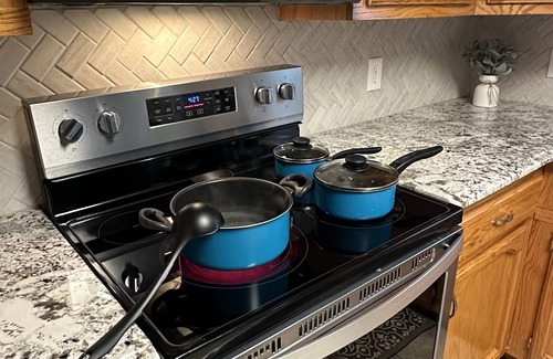 Maryville Casa | Sweet Haven-Hot Tub-Near Airport-King Beds-Sunsets