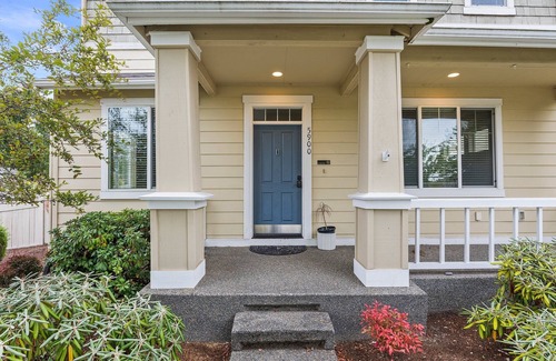 East Olympia Casa | Sweet Home Away from Home!
