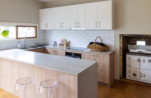 Trentham Cabaña | Sweet Magnolia Cottage in the heart of Trentham