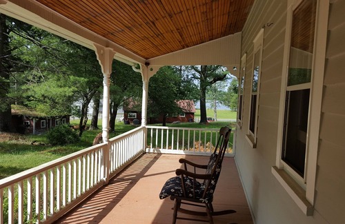 Highland Lake Casa | Sweet Old Farmhouse in a Tranquil Setting