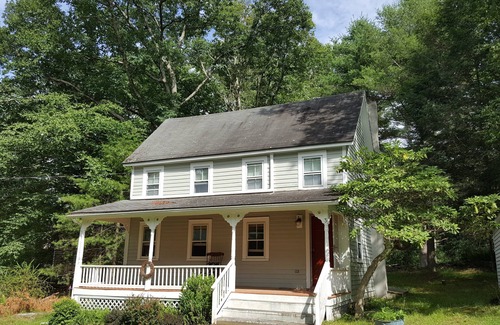 Highland Lake Casa | Sweet Old Farmhouse in a Tranquil Setting