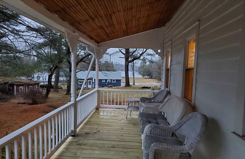 Highland Lake Casa | Sweet Old Farmhouse in a Tranquil Setting