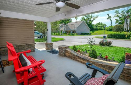 Pigeon Forge Casa | Sweet Pea Cottage Updated furnishings arcade game HOA Community Outdoor Pool