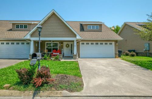 Pigeon Forge Casa | Sweet Pea Cottage Updated furnishings arcade game HOA Community Outdoor Pool
