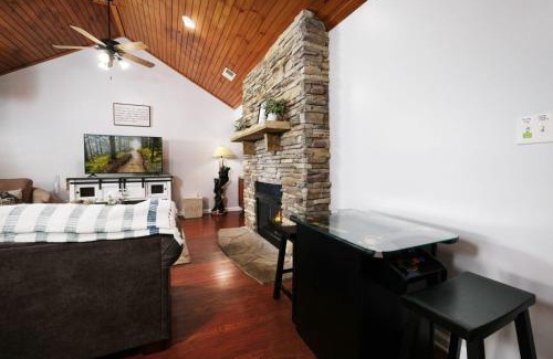 Pigeon Forge Casa | Sweet Pea Cottage Updated furnishings arcade game HOA Community Outdoor Pool