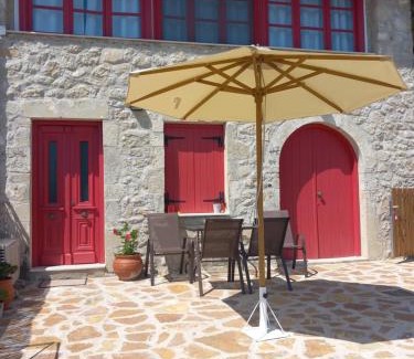 Asprogerakata Casa | Sweet Red Home