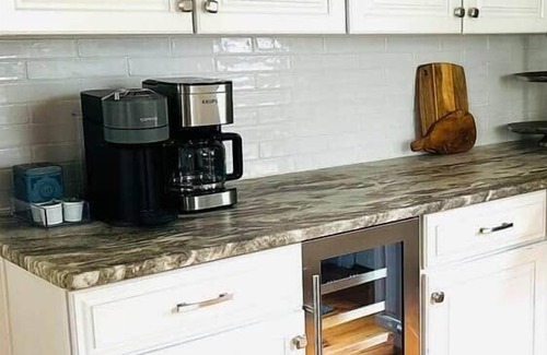 Portland Casa | Sweet 3 bedroom, 1 bath - 1 minute to Portland and steps from ocean!
