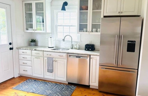 Portland Casa | Sweet 3 bedroom, 1 bath - 1 minute to Portland and steps from ocean!