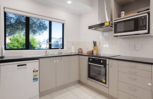 East Tamaki Casa | Sweet Sunshine Nest with Pool, Aircon and Parking