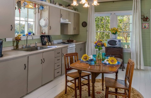 Rayne Cabaña | Sweet Surrender Cottage: Romantic Cottage in Cajun Country