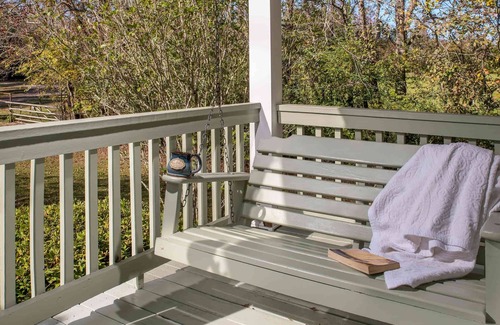 Rayne Cabaña | Sweet Surrender Cottage: Romantic Cottage in Cajun Country