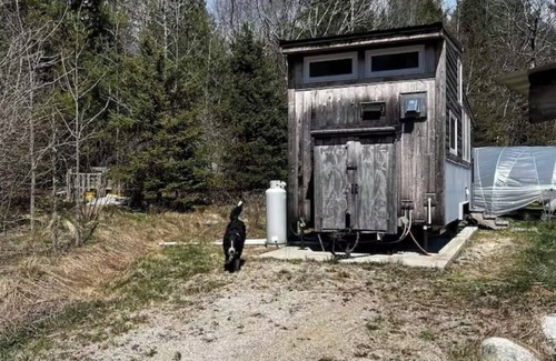 Franklin Cabina | Sweet Tiny Home on an Organic Farm