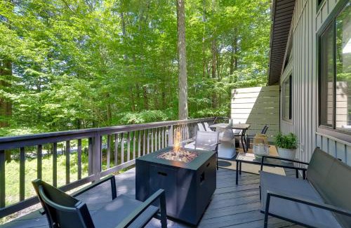 Gouldsboro Casa | Sweetfern Gouldsboro Cabin Deck and Lake Access