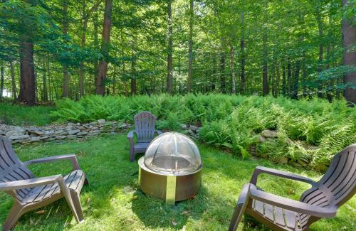 Gouldsboro Casa | Sweetfern Gouldsboro Cabin Deck and Lake Access