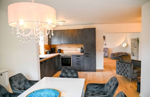 Dachau District Apartamento | Sweethome Luxus PUR Apartment, Küche, TV
