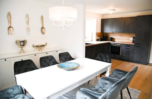 Dachau District Apartamento | Sweethome Luxus PUR Apartment, Küche, TV