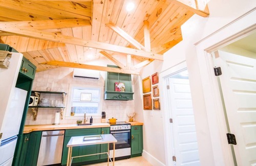 Cullman Casa | SweetSuiteCullman-couples retreat Cottage downtown blcks from warehouse district