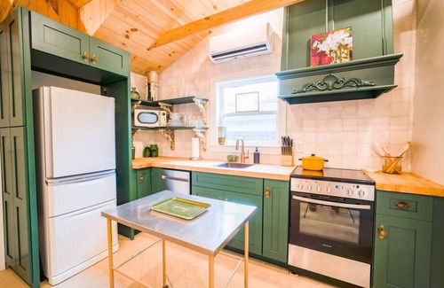Cullman Casa | SweetSuiteCullman-couples retreat Cottage downtown blcks from warehouse district