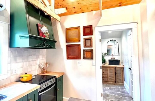 Cullman Casa | SweetSuiteCullman-couples retreat Cottage downtown blcks from warehouse district