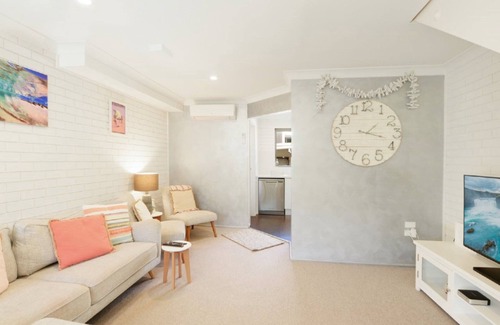 Copacabana Apartamento | Swells at Copa - Stroll to the Beach and Shops