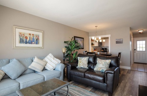 Caswell Beach Condominio | Swept Away: Modern Oceanfront Condo Steps from Community Pool