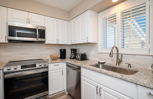 Caswell Beach Condominio | Swept Away: Modern Oceanfront Condo Steps from Community Pool