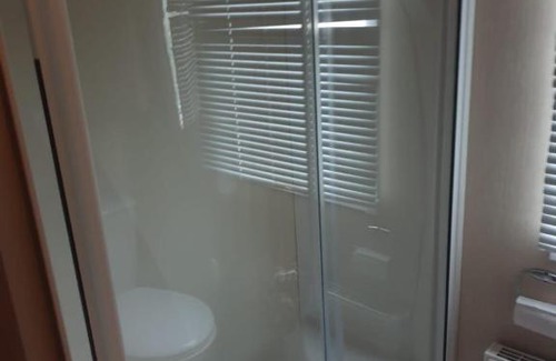 Prestatyn Apartamento | Swift Burgundy