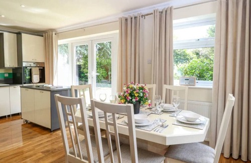 Irstead Casa | Swift Host: 3 Double beds | Parking | Peaceful