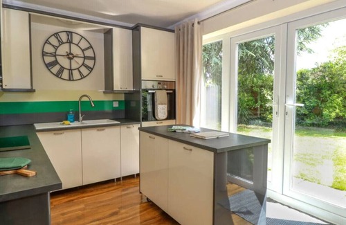 Irstead Casa | Swift Host: 3 Double beds | Parking | Peaceful