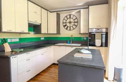 Irstead Casa | Swift Host: 3 Double beds | Parking | Peaceful