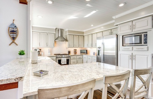Bella Vista Casa | Swim & Boat Docks: Lakefront Gem in Bella Vista!