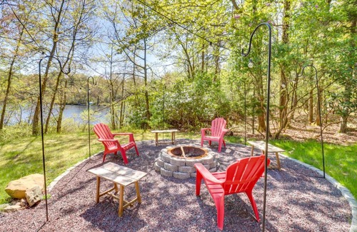 Long Pond Casa | Swim Dock and Game Room Lakefront Poconos Cabin!