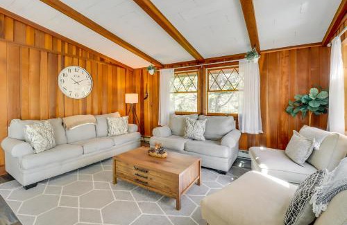 Long Pond Casa | Swim Dock and Game Room Lakefront Poconos Cabin!