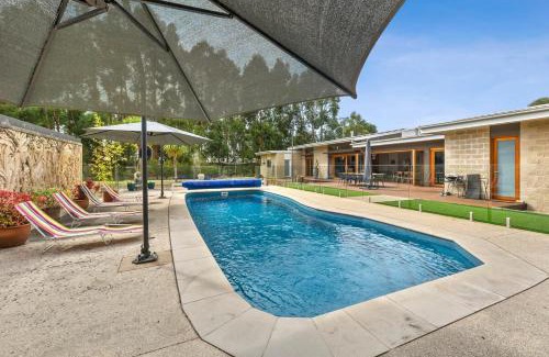 Torquay Casa | Swim spa and play tennis at Relaxing family retreat