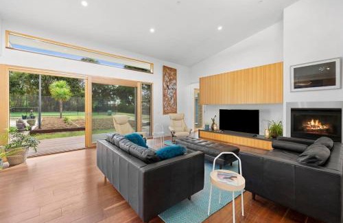 Torquay Casa | Swim spa and play tennis at Relaxing family retreat
