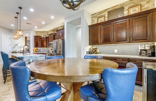 Goodyear Casa | Swim-Up Bar & Putting Green: Goodyear Getaway!