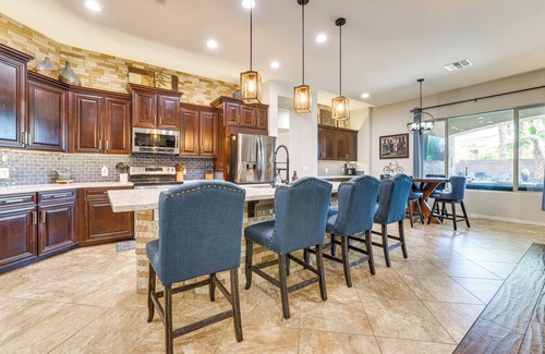 Goodyear Casa | Swim-Up Bar & Putting Green: Goodyear Getaway!