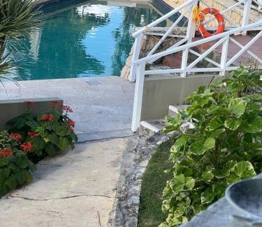Dickenson Bay Apartamento | Swimming Pool- Balcony Veranda- Sea & Sunset Views