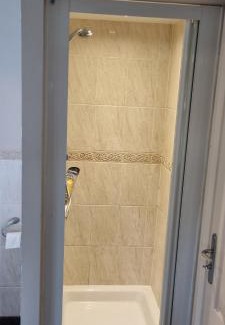 Swindon Casa | Swindon 6 deluxe doubles 2 with en suite in large house - No Pets