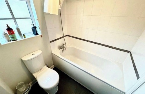 Swindon Casa | Swindon Cozy Central Home with Free Parking!