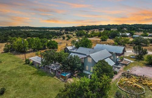 Dripping Springs Casa | Swing On Inn- Hankie Pankie Cottage