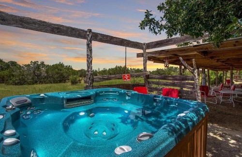 Dripping Springs Casa | Swing On Inn- Hankie Pankie Cottage