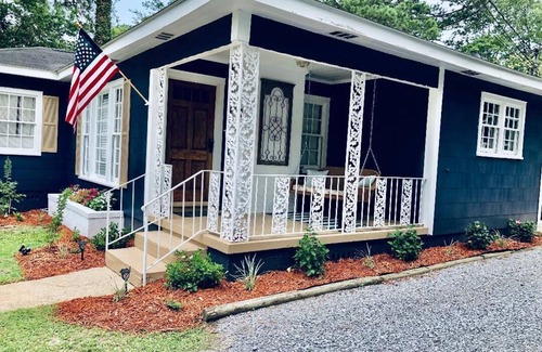 Dothan Cabaña | Swing the day away at this adorable 1952 cottage