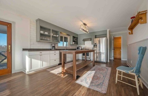Tryon Chalet De Esquí | Swiss Chalet/Raving Reviews/26 acres/3 mi. to TIEC