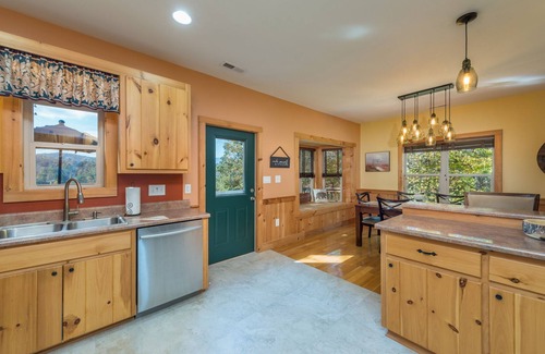 Spruce Pine Cabina | Swiss Pine Lodge, Hot tub+Fire-Pit, Grill, Mtn View, Game Room, Scenic Vistas!