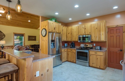 Spruce Pine Cabina | Swiss Pine Lodge, Hot tub+Fire-Pit, Grill, Mtn View, Game Room, Scenic Vistas!