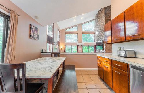 East Stroudsburg Villa | Switch to hosting Peaceful Lakefront Stay, HotTub, Fireplace, Kayaks