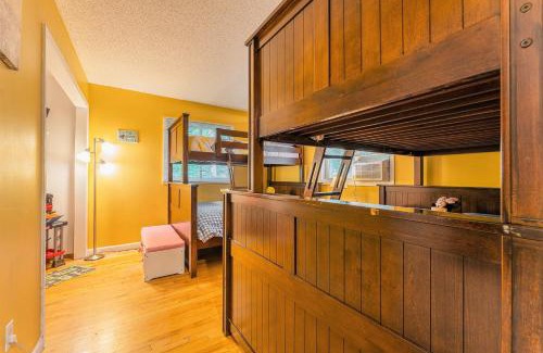 East Stroudsburg Villa | Switch to hosting Peaceful Lakefront Stay, HotTub, Fireplace, Kayaks