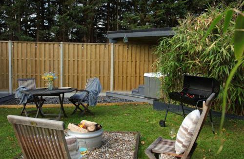 Toppesfield Casa | Sycamore Lodge with Hot Tub- Quirky & Romantic