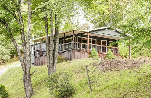 Sylva Casa | Sylva Riverfront Cabin Near WCU Pet-Friendly!